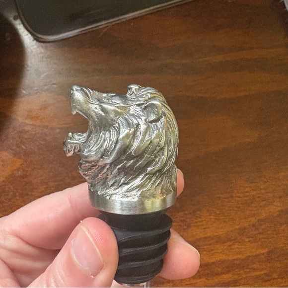 Lion Head Wine Bottle Stopper and Pour Spout - Picture 3 of 5